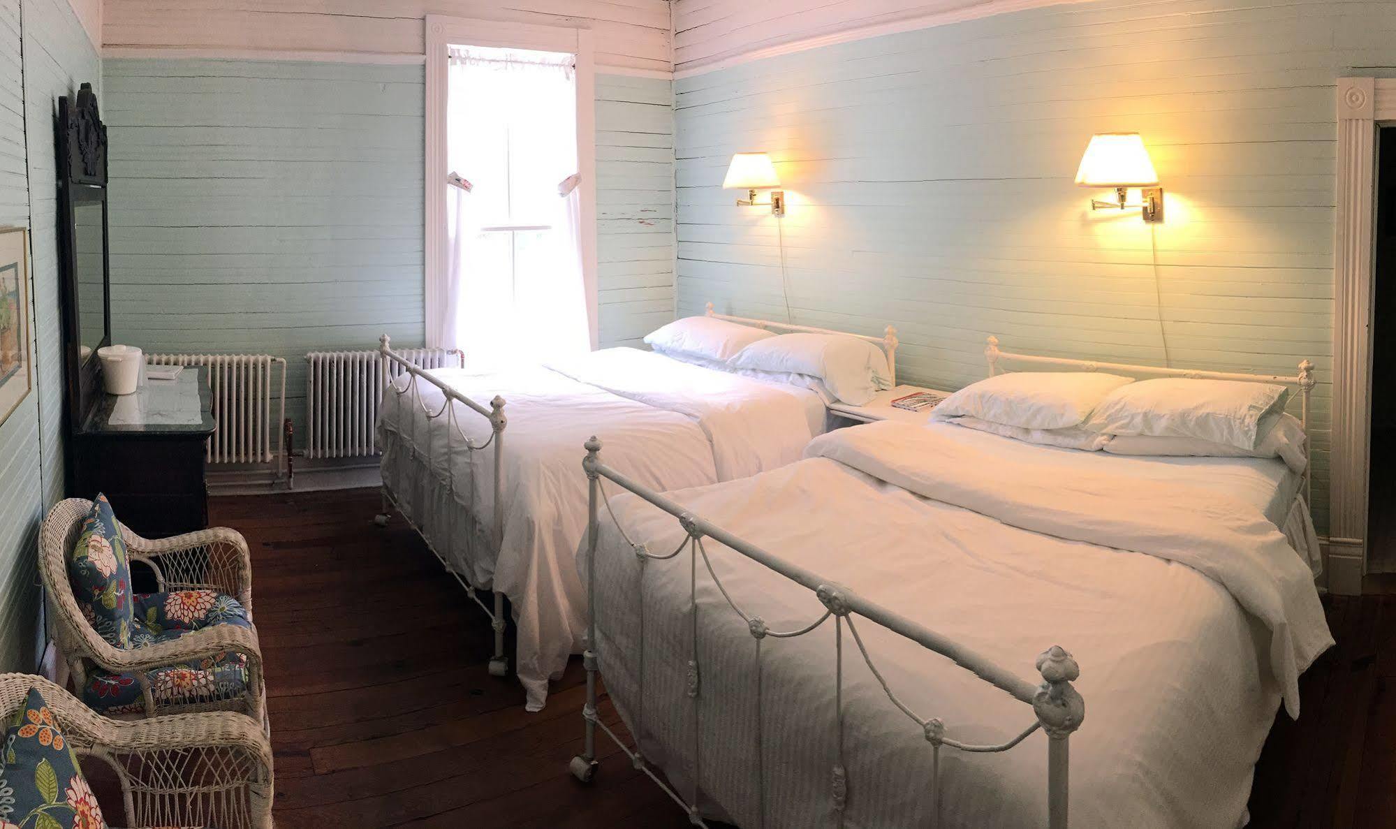 Grand Old Lady Hotel Уэйнсвилл Экстерьер фото